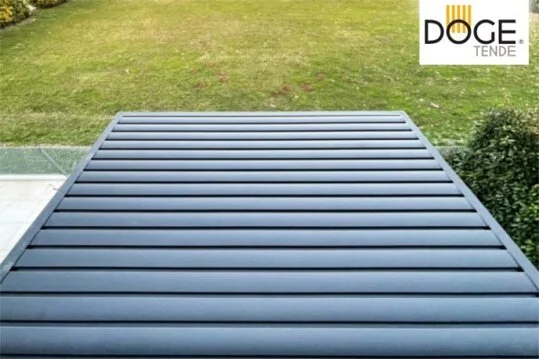 Pergola bioclimatica con lamelle orientabili automatizzate Reschigliano