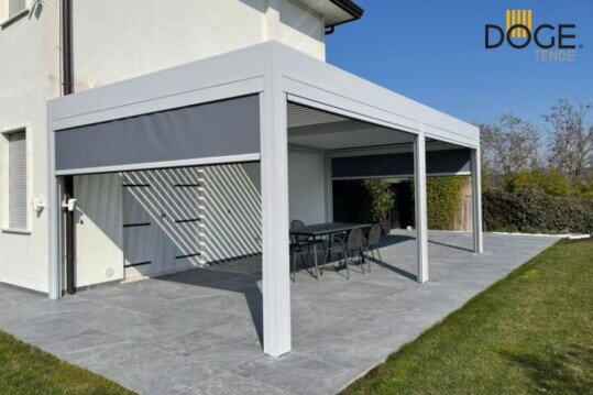 Pergola bioclimatica con lamelle orientabili automatizzate Arzignano Chiampo