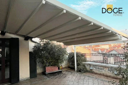 Pergole in alluminio con telo ad impacchettamento Mestre