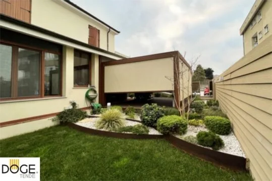 Pergola bioclimatica con chiusure laterali Conegliano